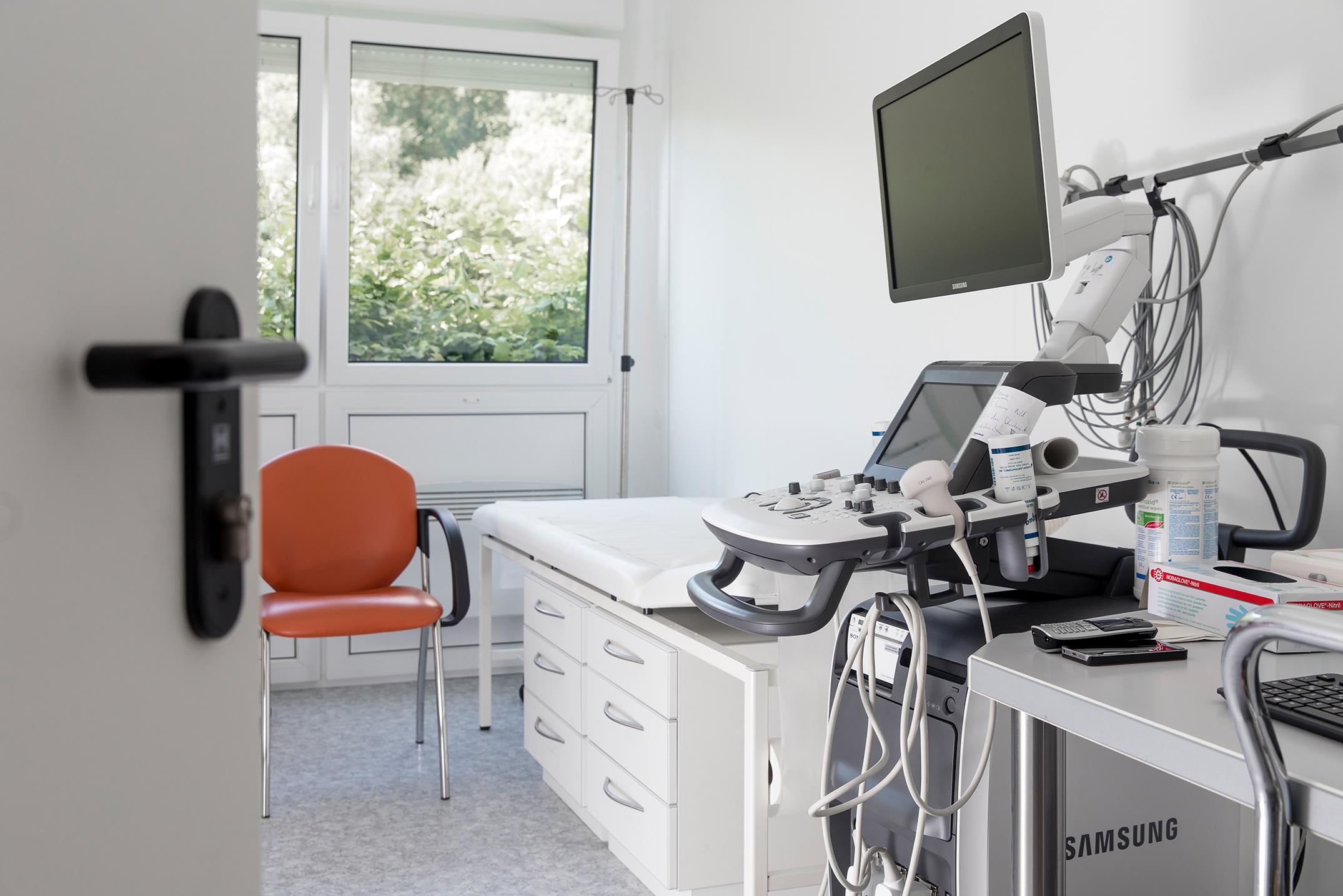 ELA Container - Behandlungszimmer mit speziellen Behandlungsgeräten