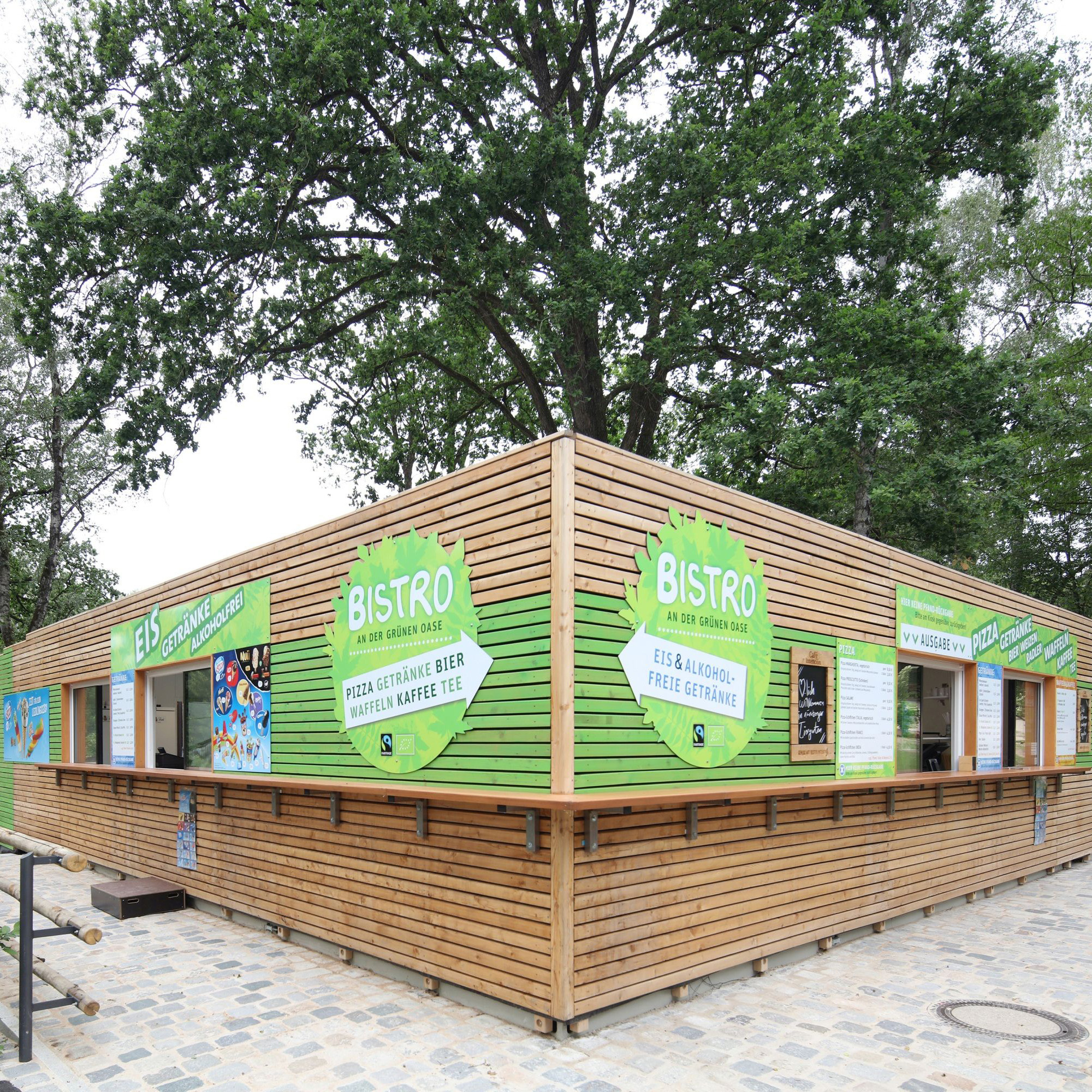 Außenansicht Imbiss Container mit Außenfassade aus Holz im Tiergarten Nürnberg - ELA Container