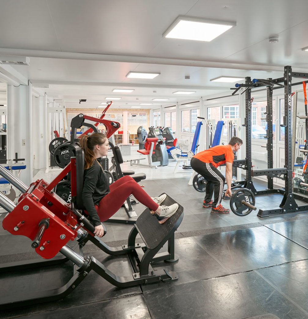 Das Fitnessstudio aus ELA Containern bietet genügend Platz für ein richtiges Workout.