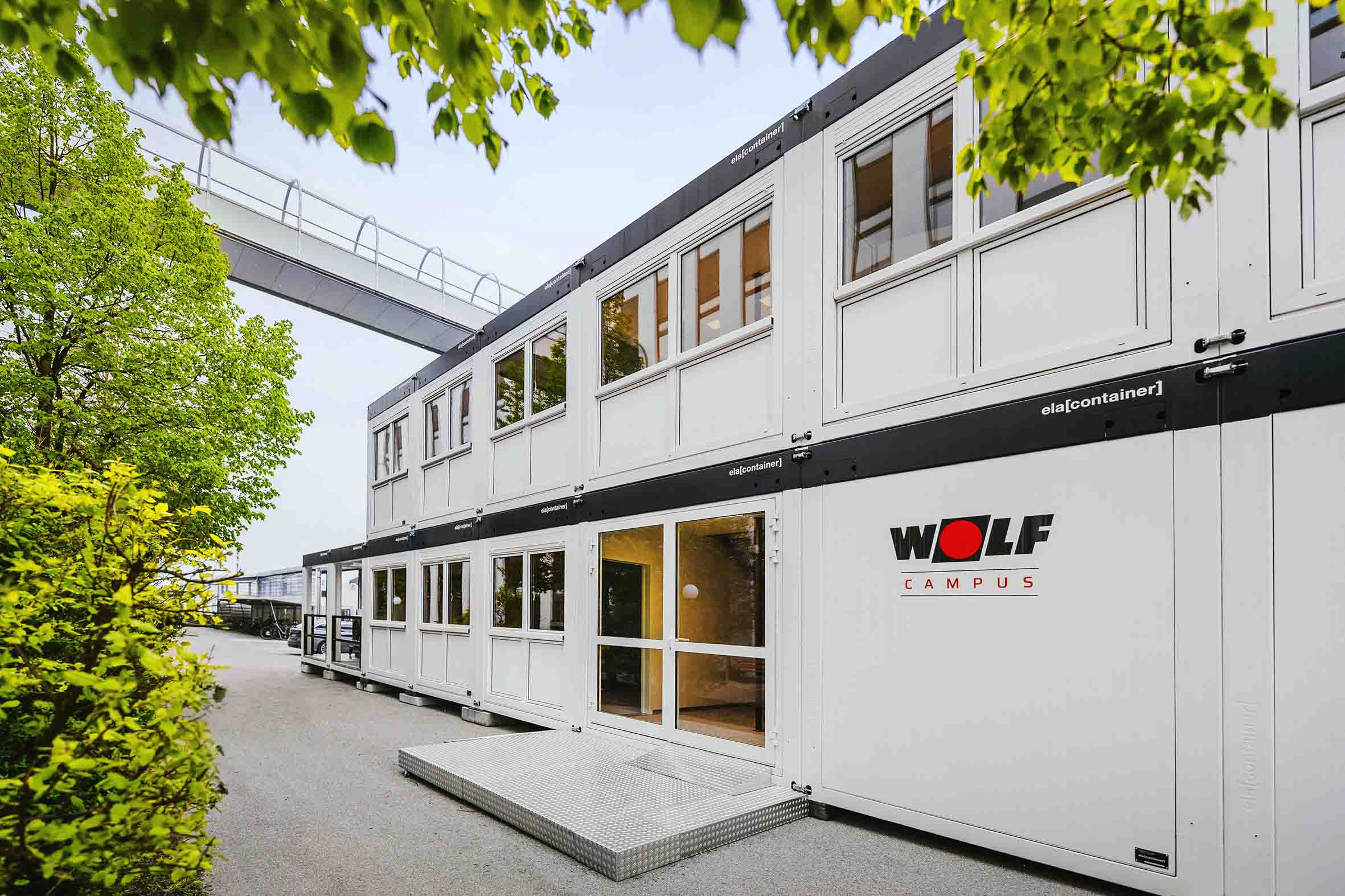 Zweigeschossige Anlage von außen