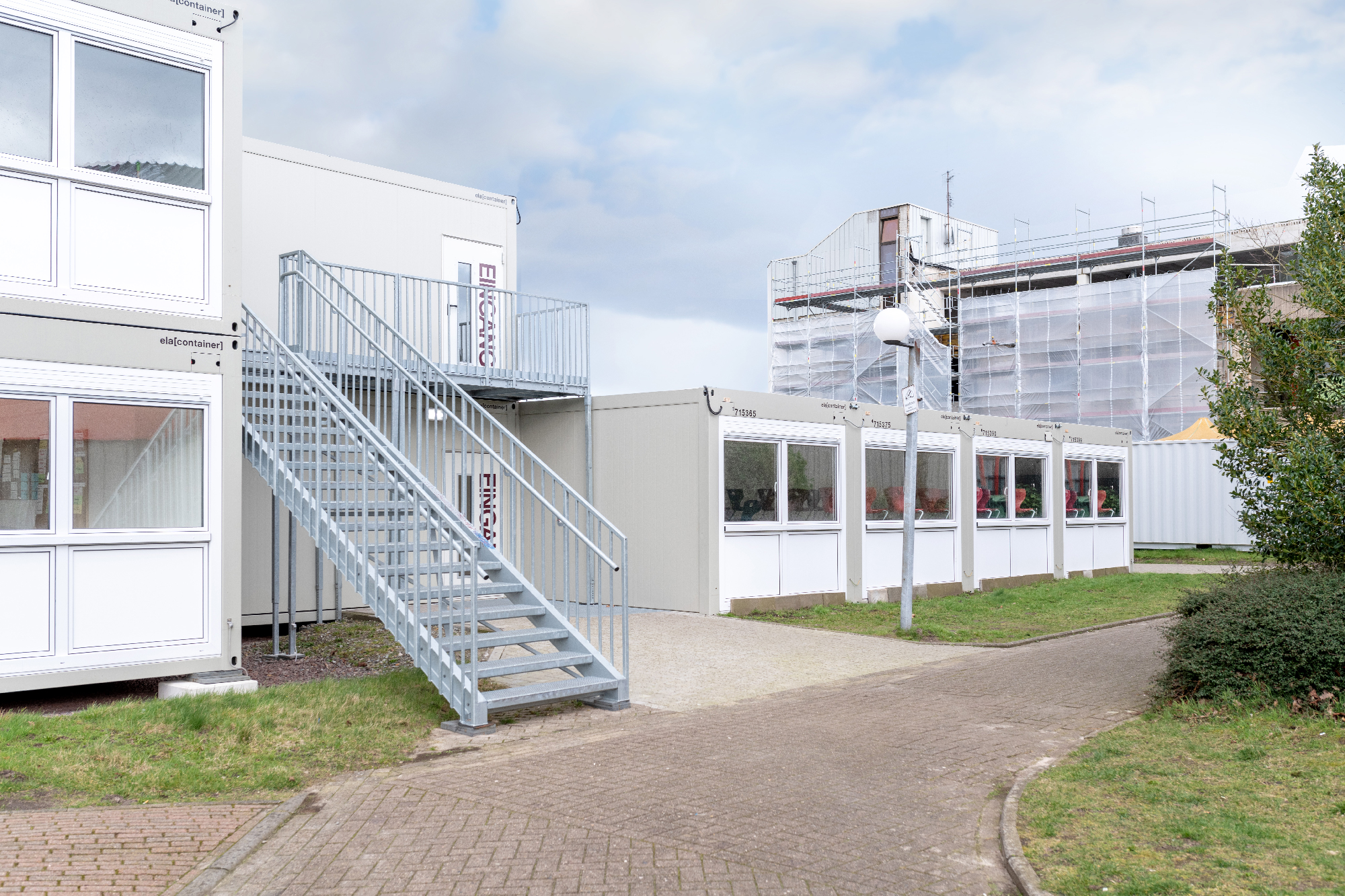 Containeranlage außenansicht mit Treppe Containeranlage außenansicht mit Treppe