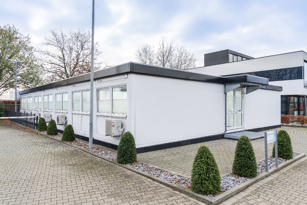 Containeranlage von außen in schwarz-weiß Containeranlage von außen in schwarz-weiß