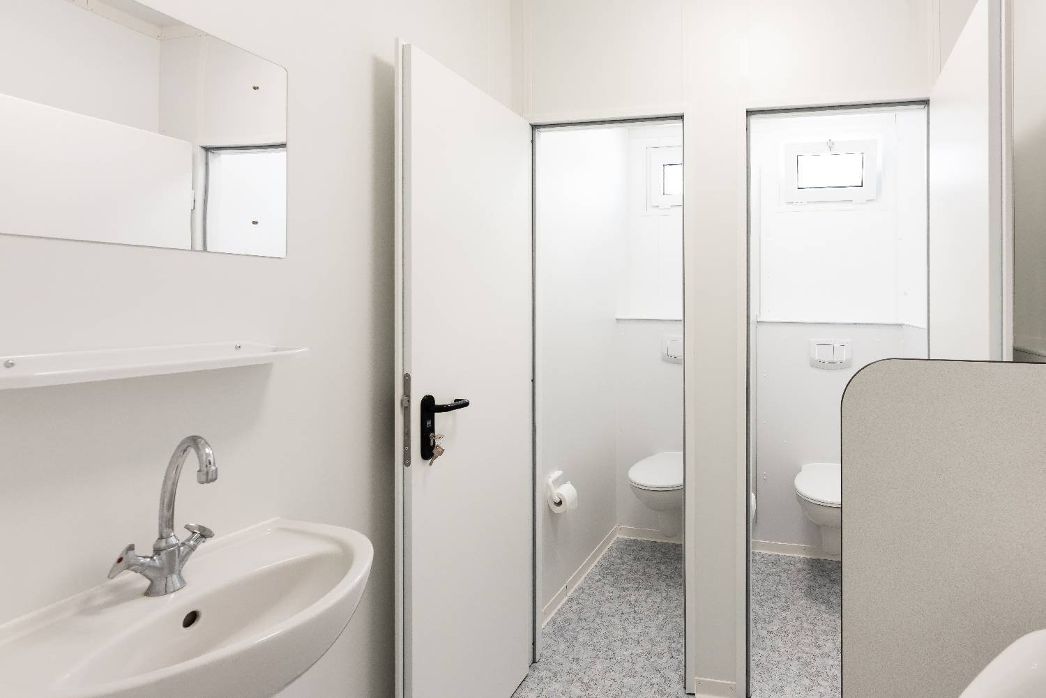 Sanitärcontainer-von-innen-mit-blick-auf-2wcs Sanitärcontainer-von-innen-mit-blick-auf-2wcs