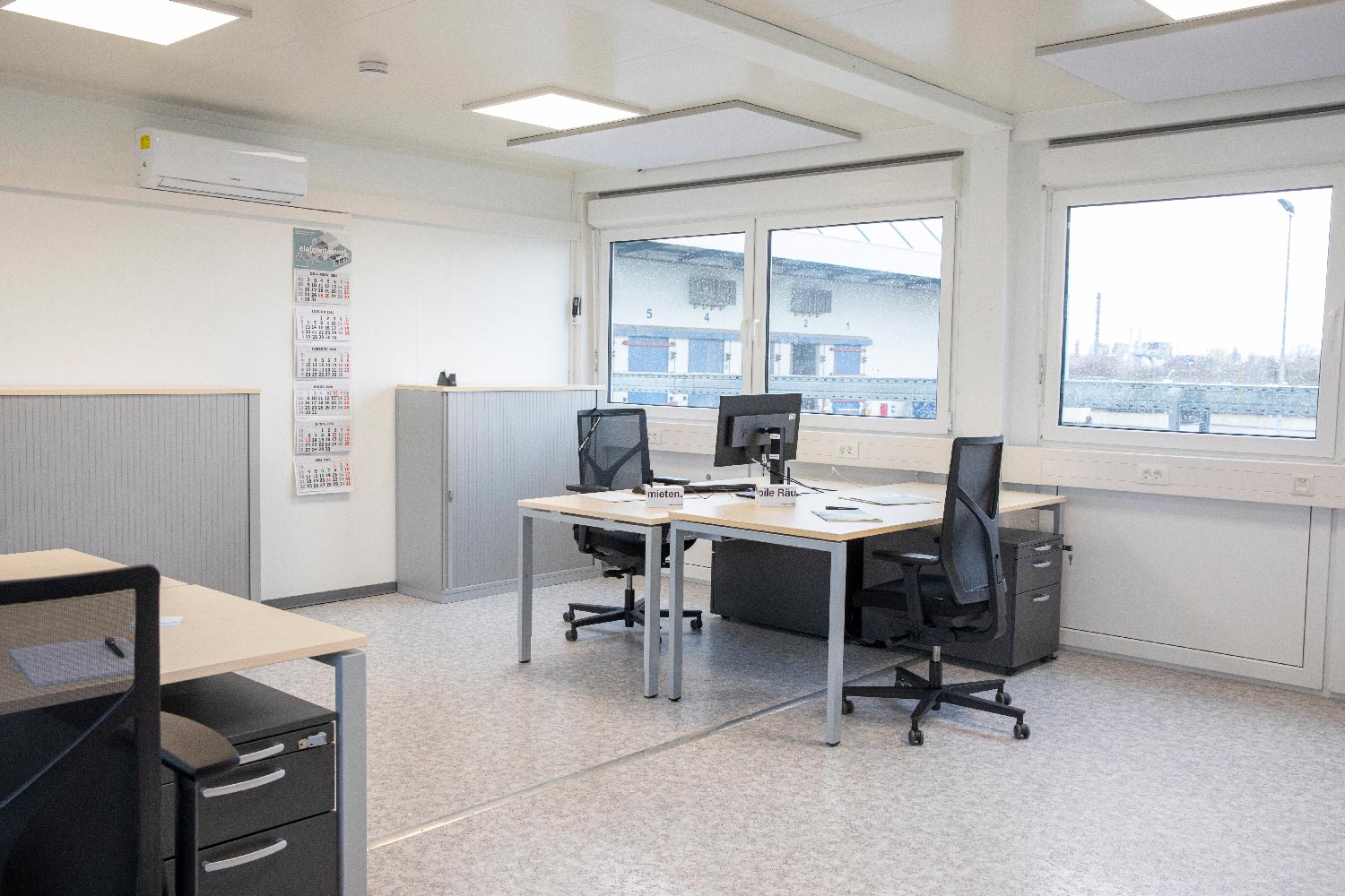 Bürocontainer von innen mit 2 Tischen Bürocontainer von innen mit 2 Tischen