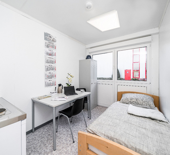 Wohncontainer innen mit Bett, Küche , Tisch und Schrank