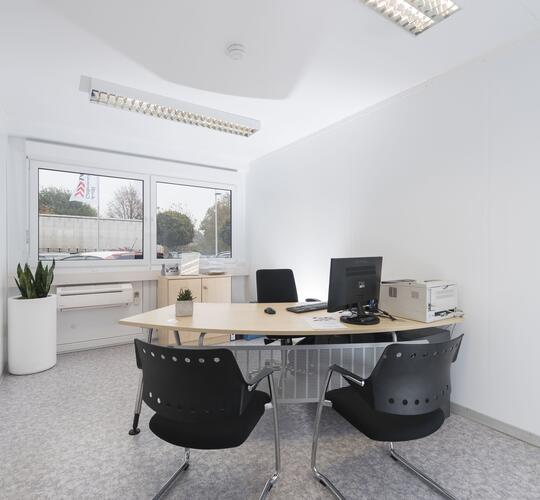 Innenansicht ausgestatteter Besprechungsraum Gesundheitswesen