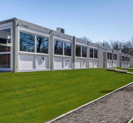 Schwimmbadanbau aus ELA Containern