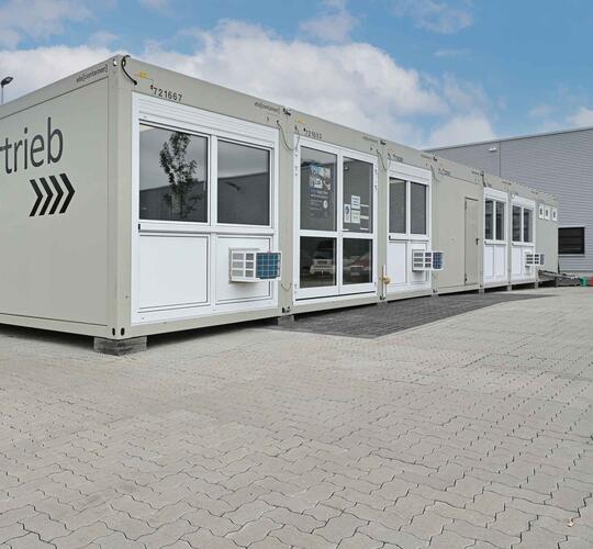 Autohaus aus ELA Containern