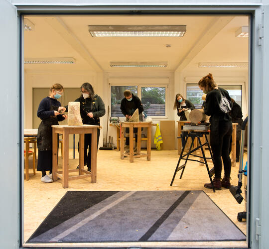 Künstler arbeiten im ELA Container-Atelier an ihren Werken