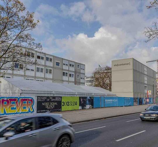 Zwei vierstöckige ELA Baucontaineranlagen von außen