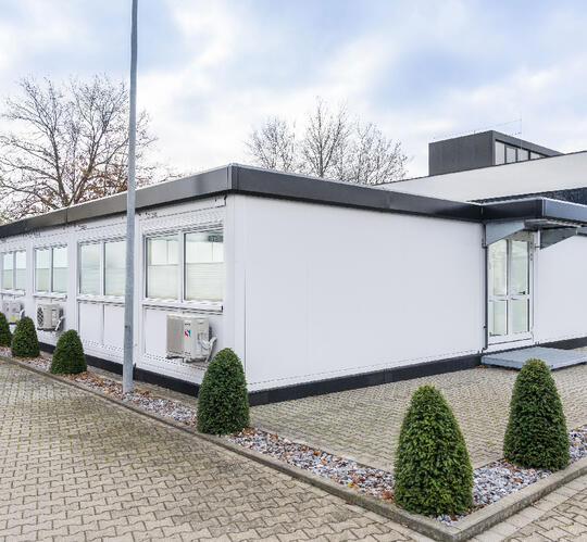 Containeranlage von außen in schwarz-weiß