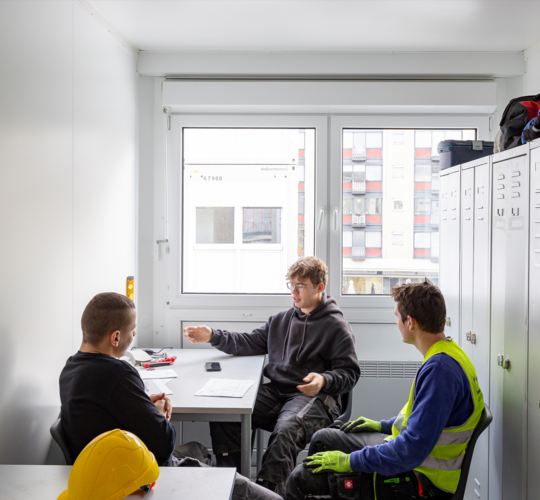 Kollegen unterhalten sich im Mannschaftscontainer