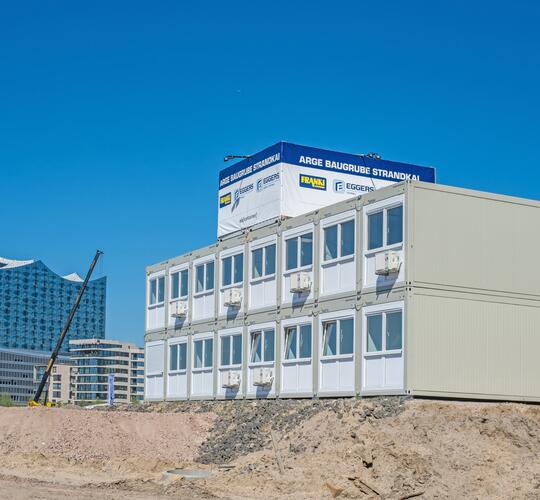 Außenansicht zweistöckige Bürocontainer-Anlage aus Baucontainern auf Baustelle - ELA Container