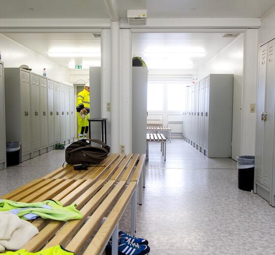 Innanansicht Umkleidecontainer mit Facharbeiter als Baucontainer auf Baustelle - ELA Container