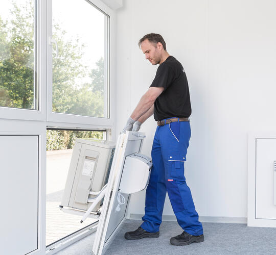 ELA Service tauscht den Wechselrahmen aus