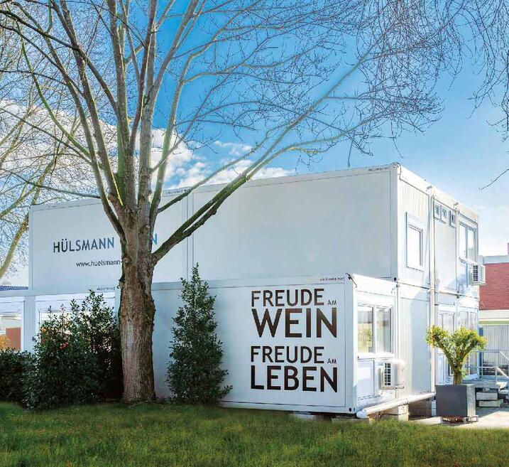 Die zweigeschossige ELA Verkaufsanlage bietet neben einem Showroom auch Büros und Aufenthaltsbereiche.