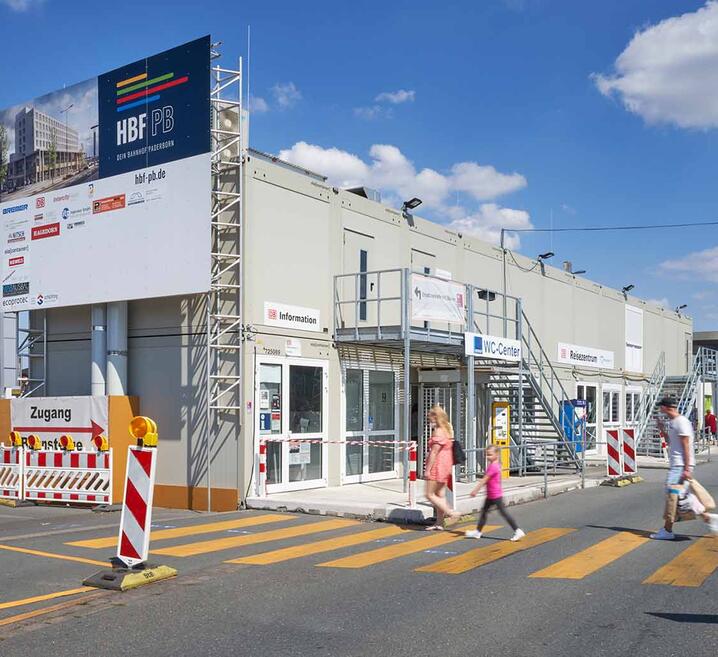 Das Interims-Reisezentrum der Deutschen Bahn in Paderborn stellt die Kundenbetreuung während der Bauzeit sicher