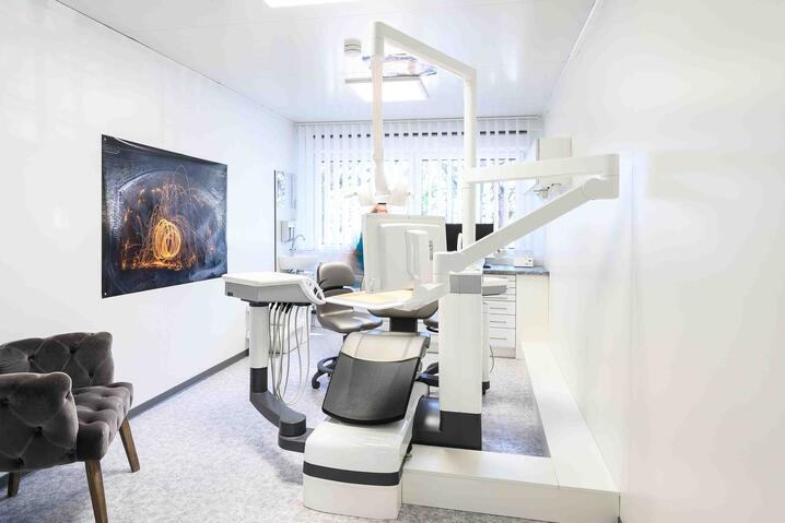 Behandlungsraum der Zahnarztpraxis