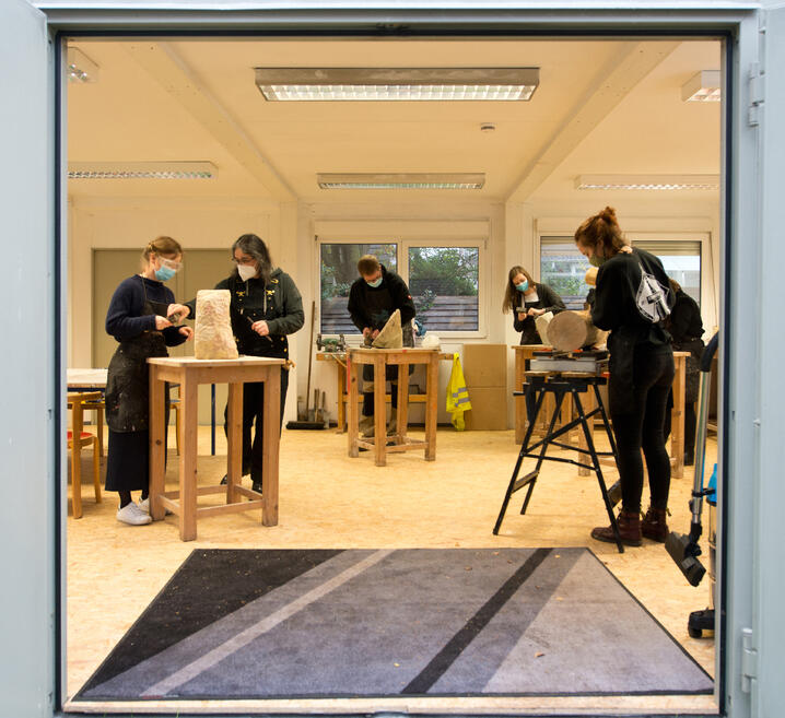 Künstler arbeiten im ELA Container-Atelier an ihren Werken