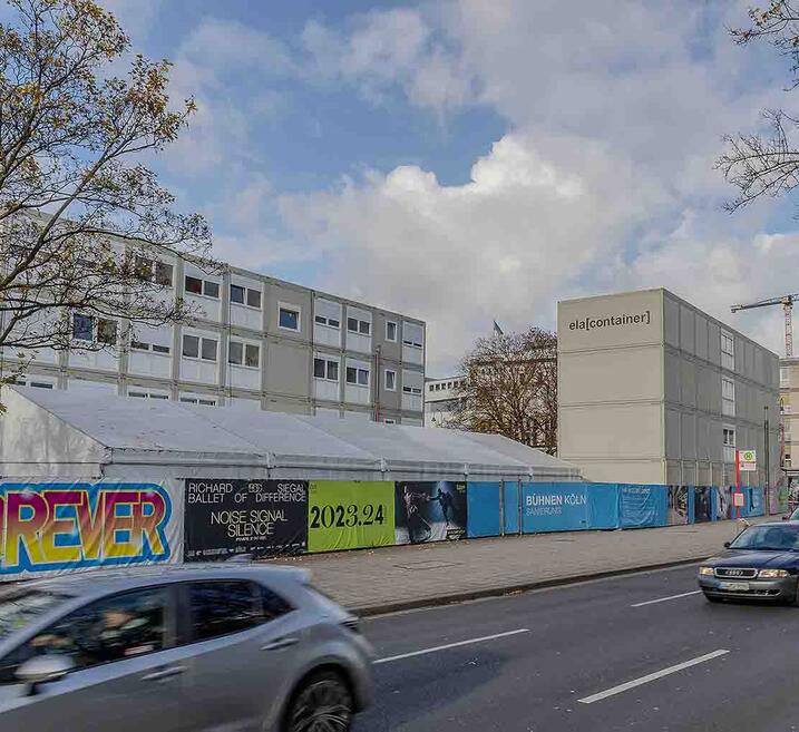 Zwei vierstöckige ELA Baucontaineranlagen von außen