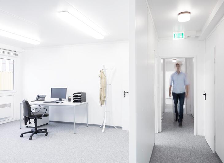 ELA Container - Arbeiten in Bürocontainern mit praktischen Flursystemen