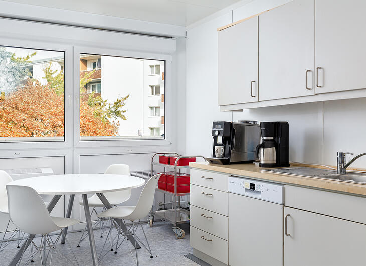 ELA Container - Kompakter Pausenraum mit Küchenzeile und Sitzecke