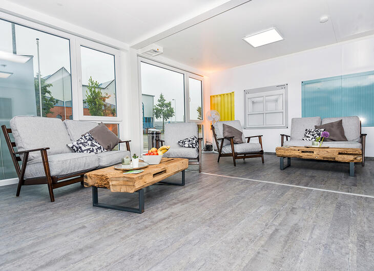 ELA Container - Gemütliche Sitzecke in Containern