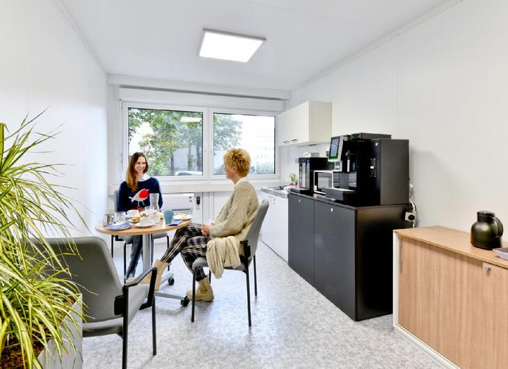 Aufenthaltscontainer mit Küche und Sitzbereich