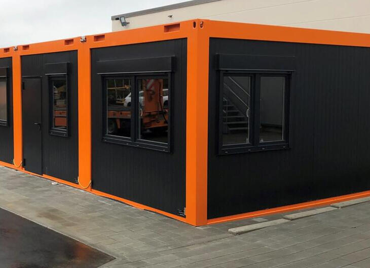 Schwarze Container mit orangem Rahmen Schwarze Container mit orangem Rahmen