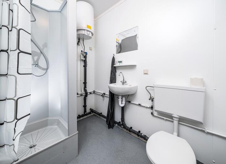 Container mit Dusche und Toiletten sowie Waschbecken