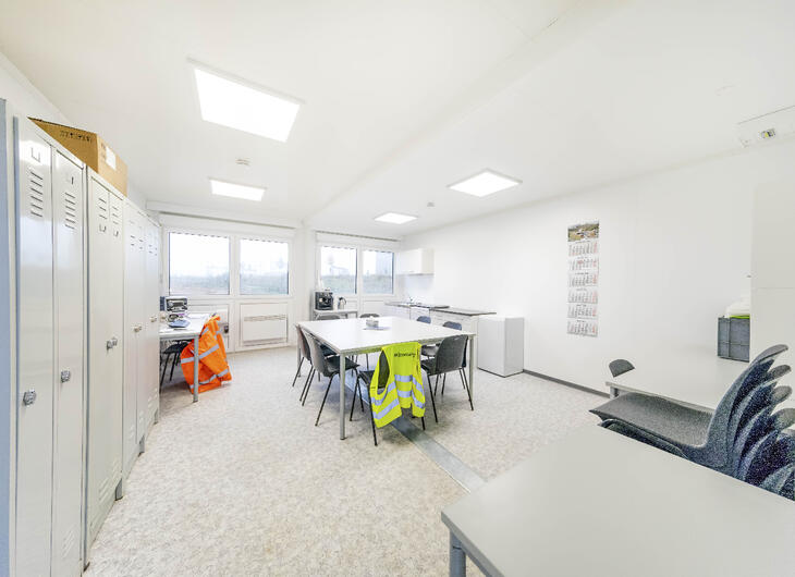 Aufenthaltsraum mit Spinden, Tisch und Küche Aufenthaltsraum mit Spinden, Tisch und Küche