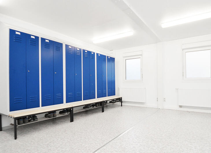 Spinde in Bau mit Bänken Spinde in Bau mit Bänken