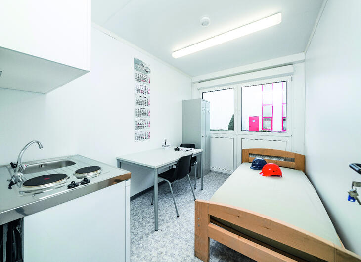 Container mit Küche, Tisch, Schrank und Bett Container mit Küche, Tisch, Schrank und Bett