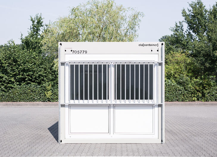 Container mit Gitter vor den Fenstern Container mit Gitter vor den Fenstern