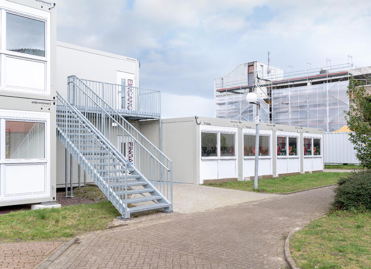 Containeranlage außenansicht mit Treppe Containeranlage außenansicht mit Treppe
