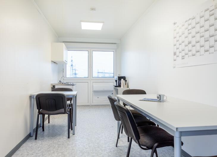 Tische im Mannschaftscontainer