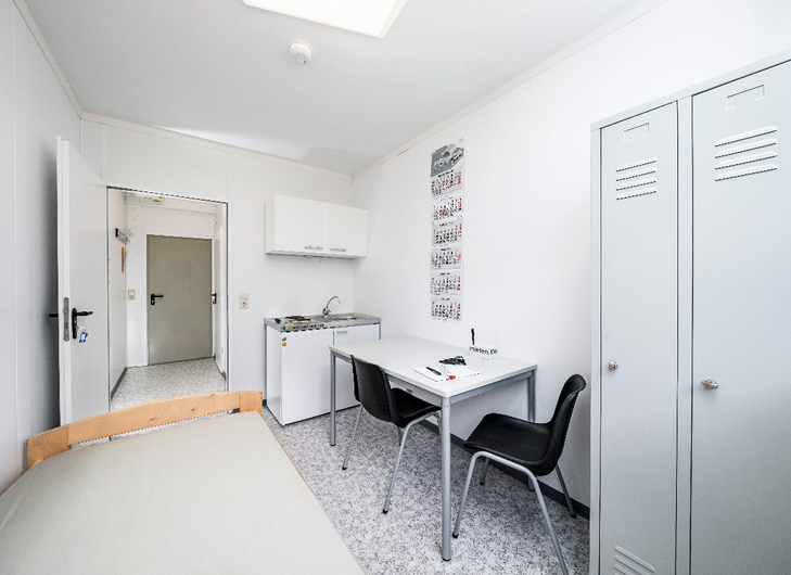 Container mit Küche, Tisch und Bett Container mit Küche, Tisch und Bett