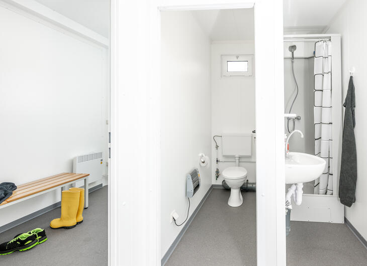 Schwarz Weiß Container mit Umkleide, Dusche und Toilette Innenansicht