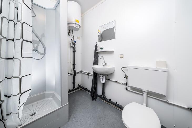 Container mit Dusche und Toiletten sowie Waschbecken