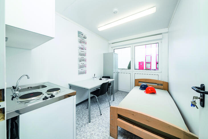 Container mit Küche, Tisch, Schrank und Bett Container mit Küche, Tisch, Schrank und Bett