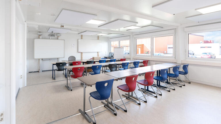 Klassenraum innen mit 2 Tafeln Klassenraum innen mit 2 Tafeln