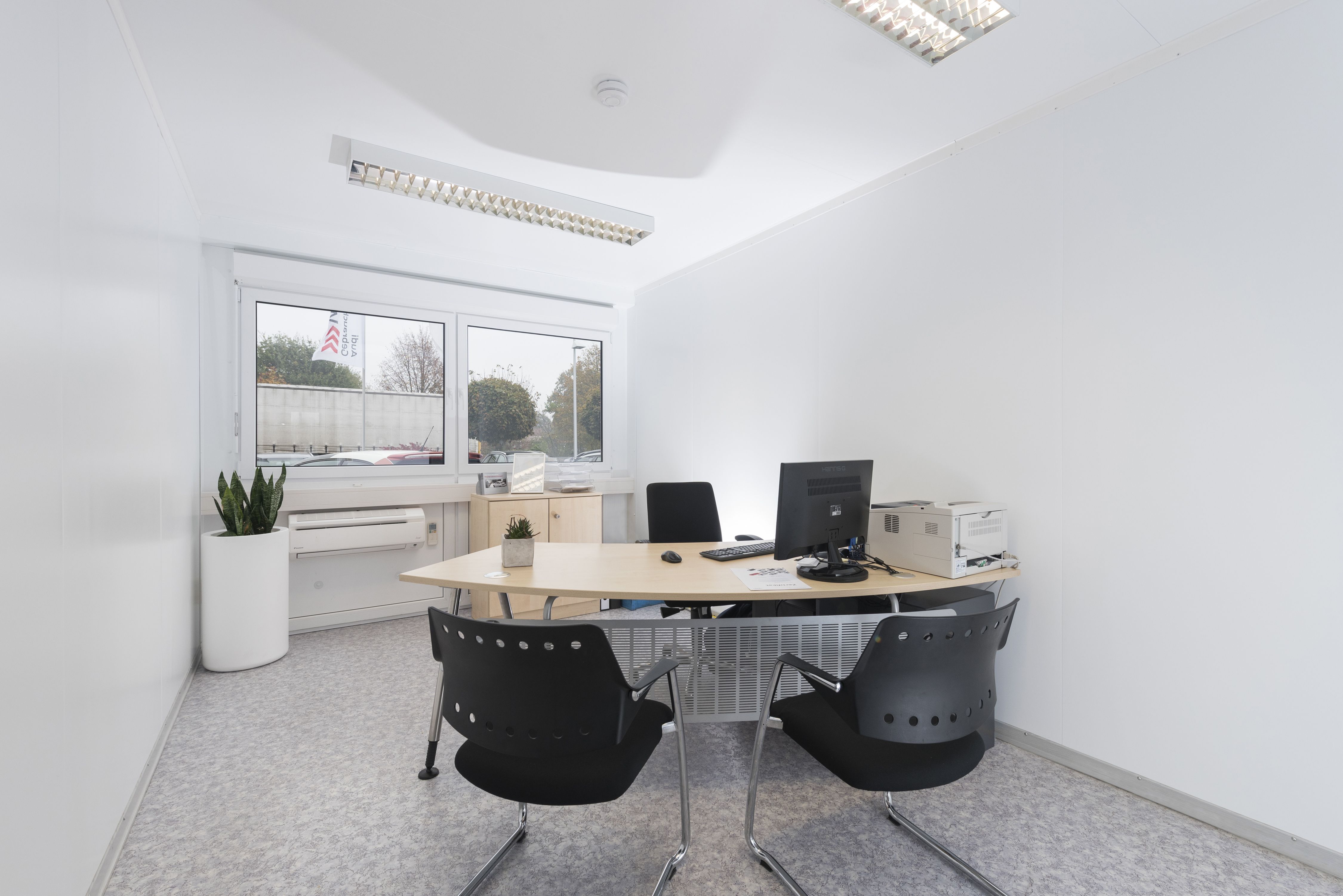 Innenansicht ausgestatteter Besprechungsraum Gesundheitswesen