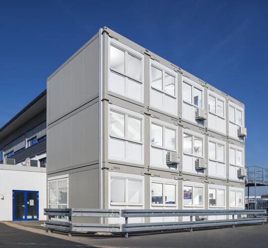 ELA Container - Bürocontaineranlage Cargobull Parts &amp; Services GmbH schräge Frontansicht links