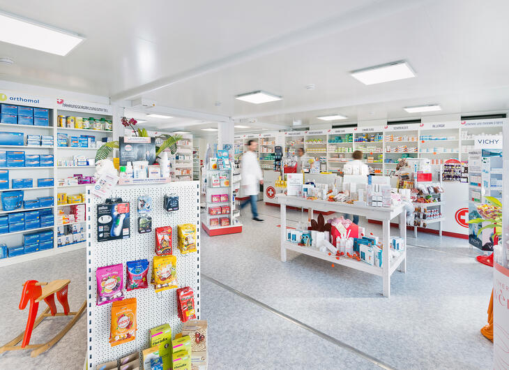 ELA Container - Helle und offene Apotheke in Containeranlage