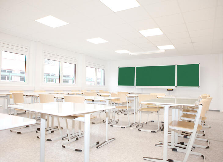 Innenansicht Klassenzimmer in U-Form mit klassicher Ausstattung - ELA Container