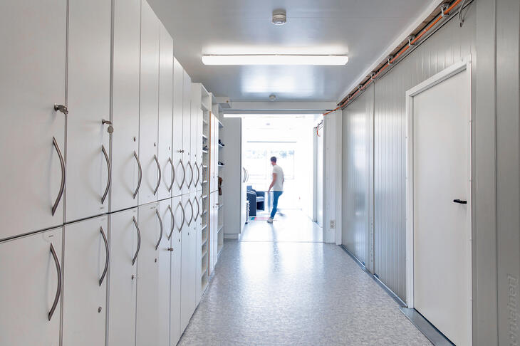 ELA Container - Großzügige Flure in Arztpraxis