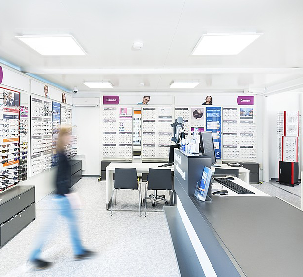 ELA Container - Großzügige und helle Räume aus Containern für Optiker