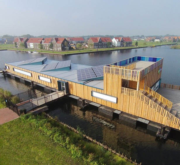 ELA Container - Schwimmendes Infozentrum aus ELA Containern 1