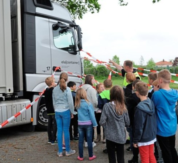ELA Container - Schüler vor einem LKW