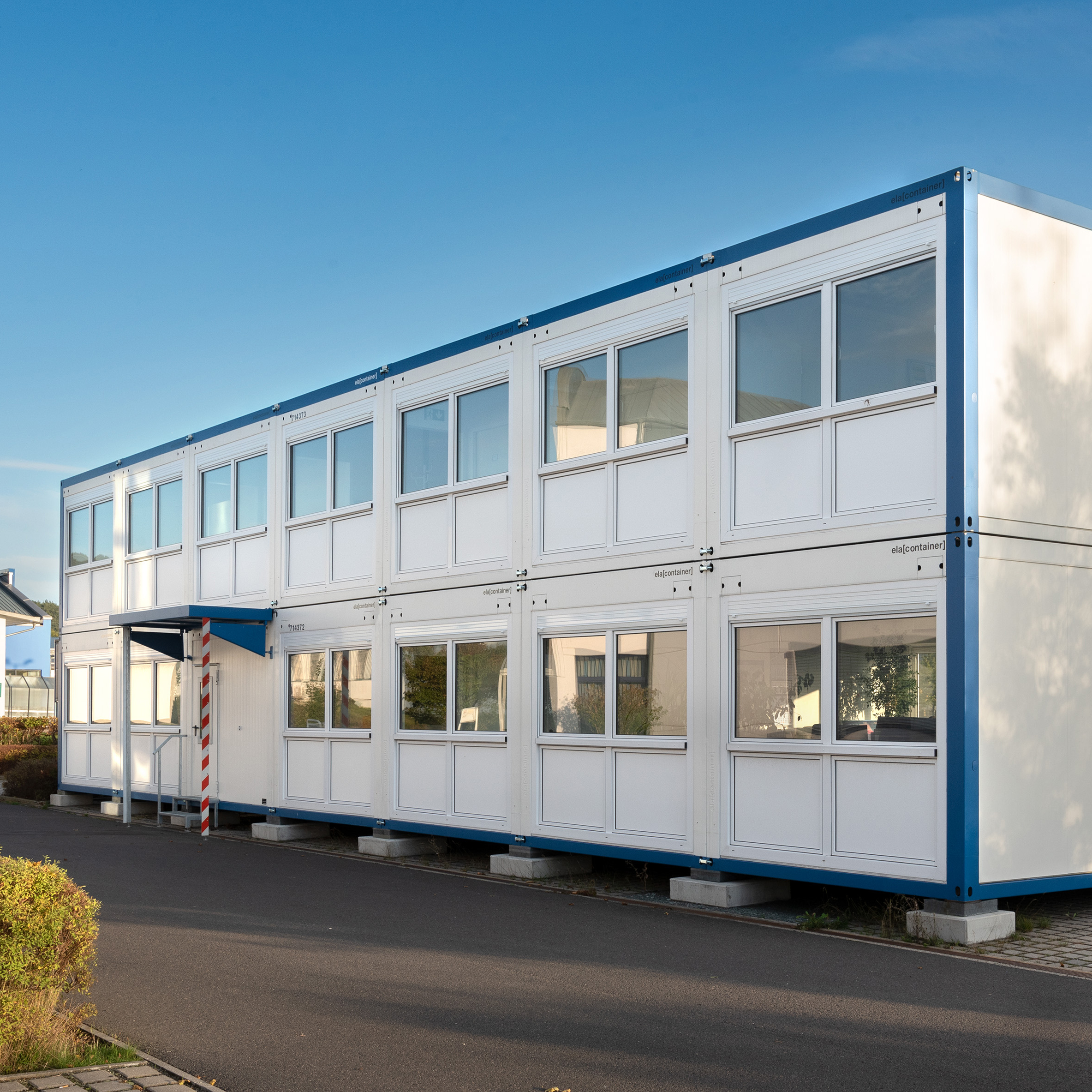 Die zweistöckige Anlage aus 14 ELA Premiumcontainern wurde auf Kundenwunsch in den Farben weiß-blau angeliefert.